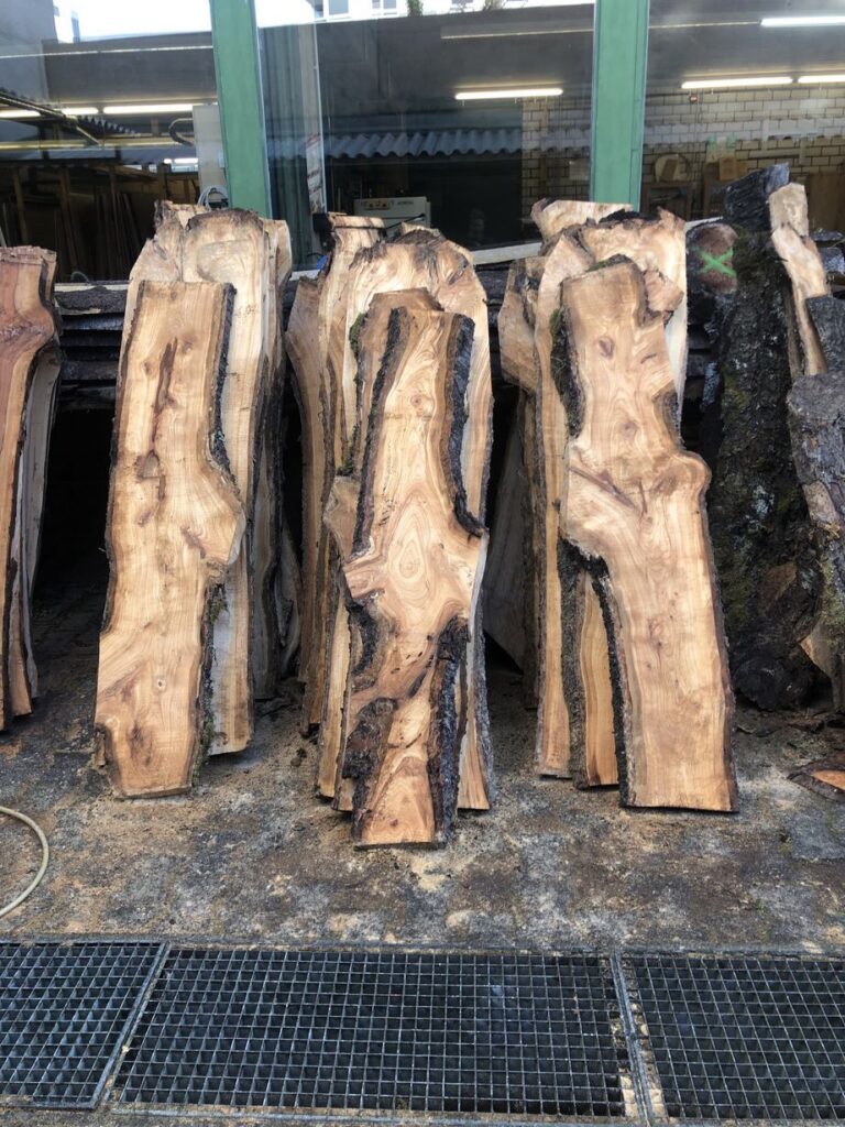 Drei Bretter aus naturgewachsenem Holz