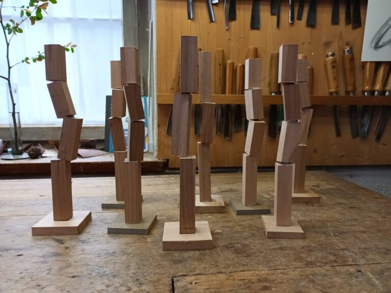 Modelle aus Holz vor Werkzeugwand